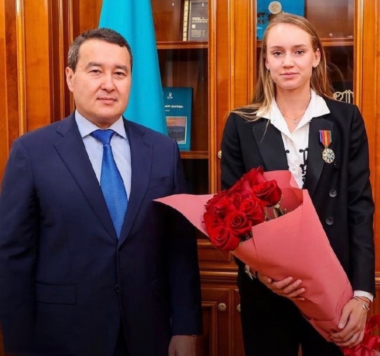 更得益于球 更得益于球